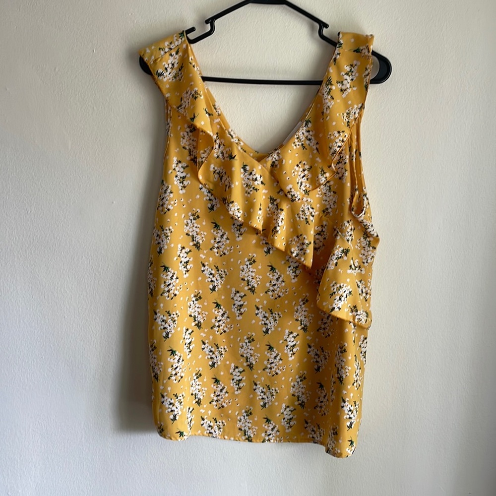 NWT boutique yellow tank! Perfect for summer💛